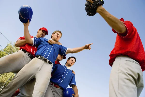 Vista Bajo Ángulo Del Jugador Béisbol Discutiendo Con Miembro Del — Foto de Stock