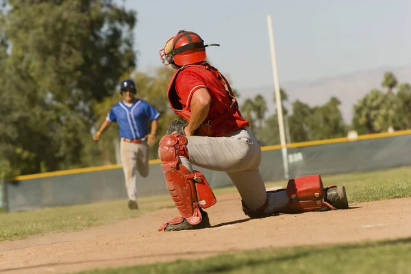 Corredor Béisbol Acercándose Receptor Campo Durante Partido — Foto de Stock