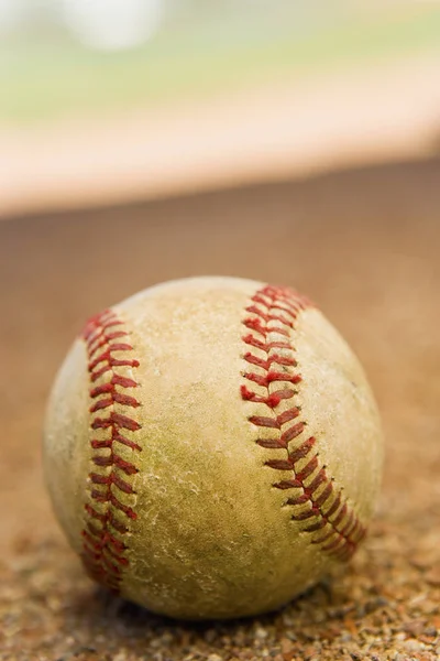 棒球躺在棒球场的基径上 — 图库照片