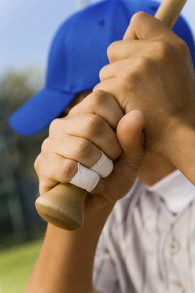 Primo Piano Mano Del Giocatore Baseball Con Dita Nastrate Tenendo — Foto Stock