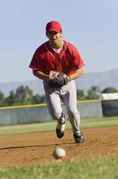 Longitud Total Jugador Béisbol Corriendo Hacia Pelota — Foto de Stock