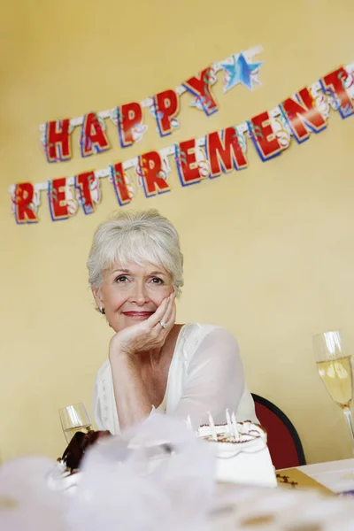 Önünde Pastayla Oturan Mutlu Yaşlı Kadının Portresi — Stok fotoğraf