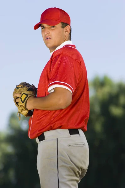 Vista Lateral Joven Lanzador Béisbol Sosteniendo Guante —  Fotos de Stock