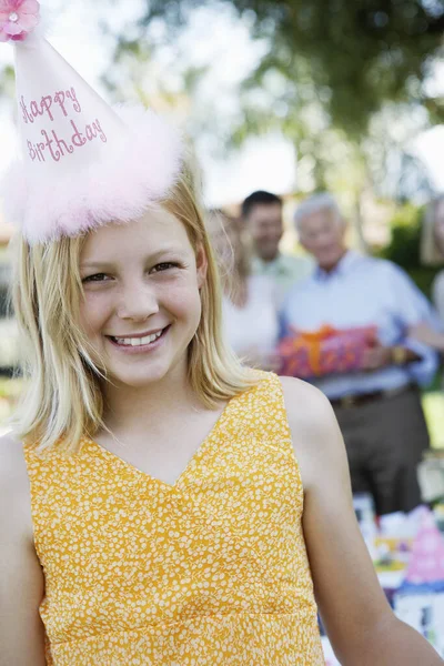 Retrato Una Adolescente Feliz Con Gorra Cumpleaños —  Fotos de Stock