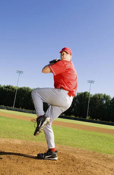 Longitud Completa Joven Lanzador Béisbol Listo Para Lanzar Pelota — Foto de Stock