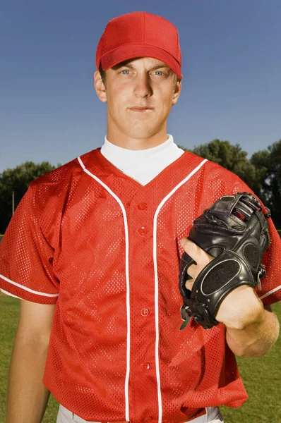 Porträtt Professionell Baseball Kastare Innehav Handske — Stockfoto