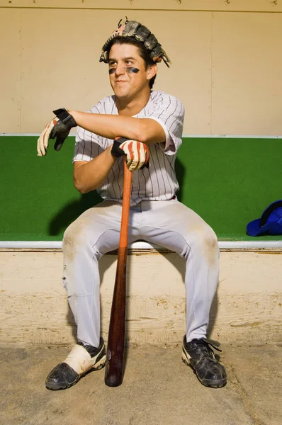 Jugador Béisbol Sentado Dugout Después Jugar Partido —  Fotos de Stock