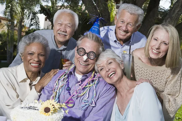 Portret Seniorów Świętujących Urodziny Tortem Przed Nosem — Zdjęcie stockowe