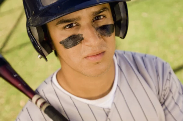 Retrato Jovem Jogador Beisebol Caucasiano Segurando Morcego — Fotografia de Stock