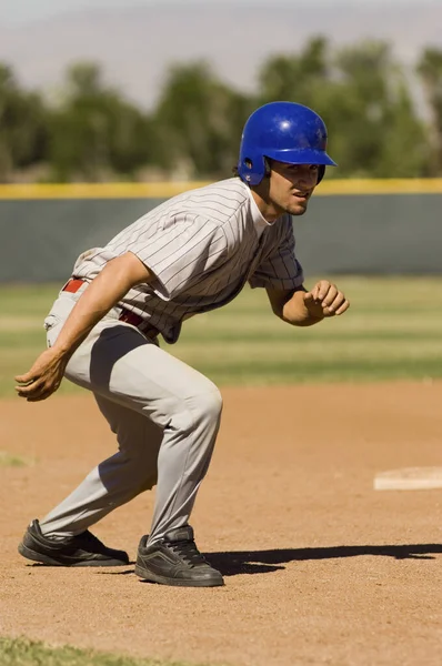 Jovem Jogador Beisebol Pronto Para Correr Segunda Base — Fotografia de Stock