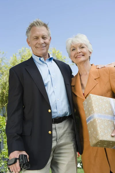Low Angle View Happy Senior Couple Standing Together Lawn — Stock Photo, Image