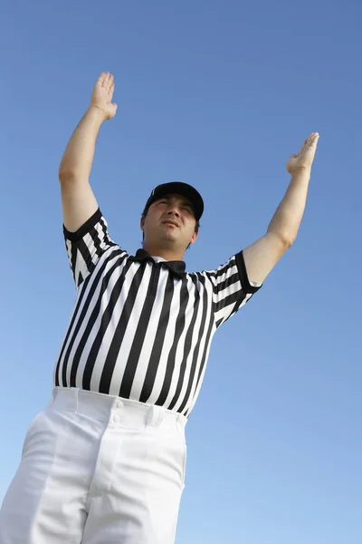 Lage Hoek Uitzicht Van Scheidsrechter Gebaren Homerun Tegen Heldere Lucht — Stockfoto