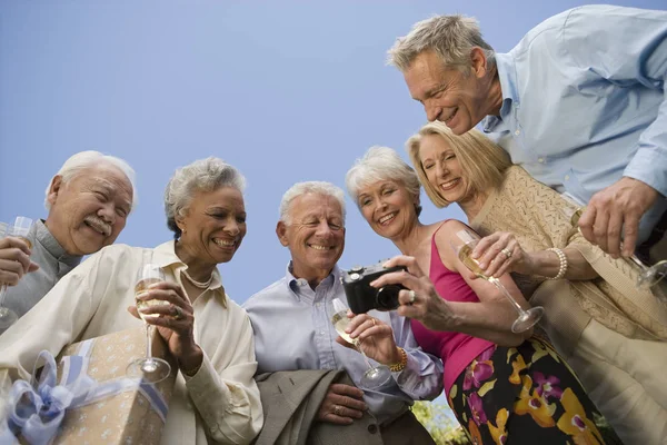 Vista Ángulo Bajo Amigos Multiétnicos Mayores Felices Viendo Sus Momentos — Foto de Stock