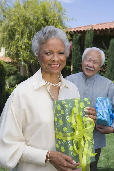 Porträt Einer Glücklichen Seniorin Mit Geschenk Und Einem Mann Der — Stockfoto