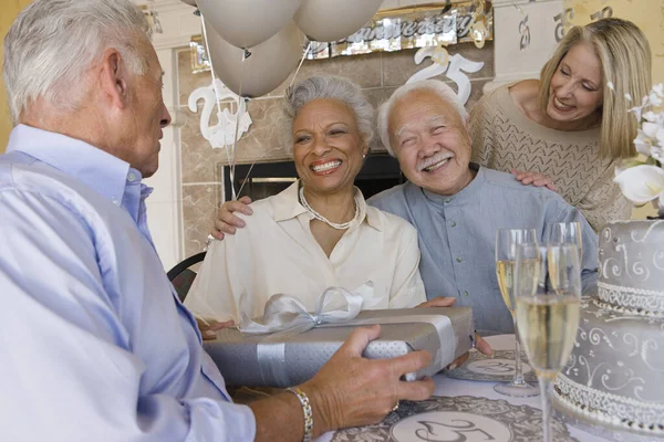 Homem Sênior Recebendo Presente Amigos Seu Aniversário Anos — Fotografia de Stock