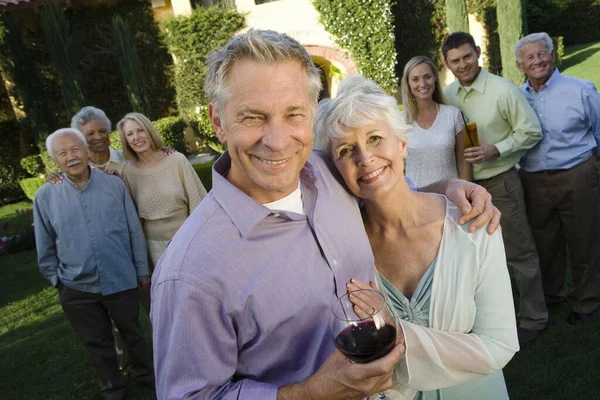 Retrato Pareja Ancianos Pie Con Familia Amigo Fondo Césped — Foto de Stock