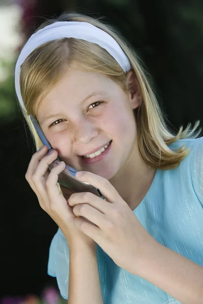 Retrato Menina Adolescente Feliz Usando Celular — Fotografia de Stock