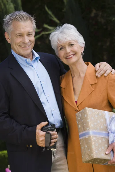 Porträtt Lyckliga Äldre Par Som Står Tillsammans Med Armen Runt — Stockfoto