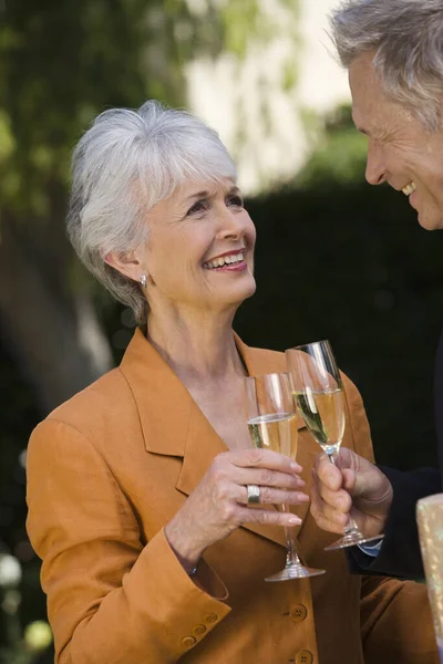 Senior Par Firar Med Att Skåla Glas Champagne — Stockfoto