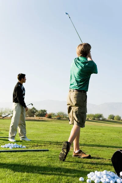 Teljes Hossza Fiatal Férfiak Gyakorló Golf Golfpályán — Stock Fotó