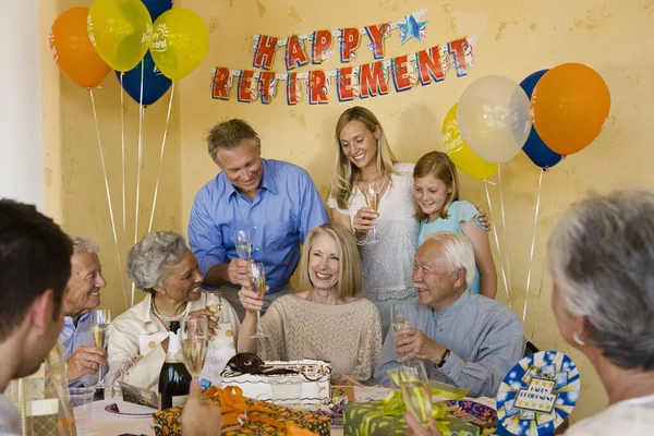 Feliz Pareja Ancianos Celebrando Fiesta Jubilación Con Amigos Familiares —  Fotos de Stock