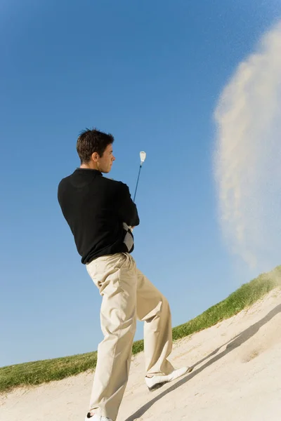 Young Man Hitting Golf Ball Out Sand Trap — Stock Photo, Image
