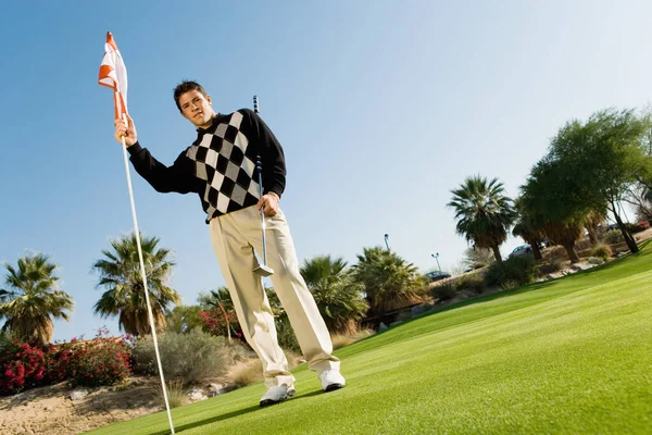 Bayrak Golf Sopası Tutan Genç Bir Erkek Golfçünün Boyu — Stok fotoğraf