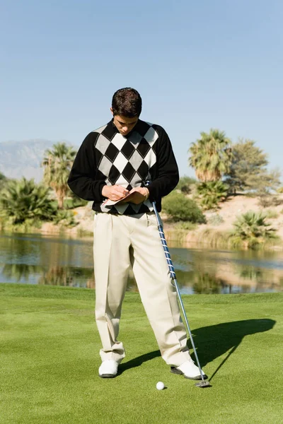 Plná Délka Mladého Muže Psaní Záznam Vyhodnocením Golfovém Hřišti — Stock fotografie