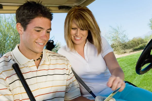 Pareja Feliz Mirando Tarjeta Puntuación Mientras Está Sentado Carrito Golf — Foto de Stock