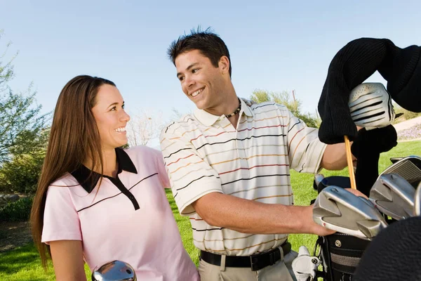 Gelukkig Jong Paar Kijken Naar Elkaar Golfbaan — Stockfoto