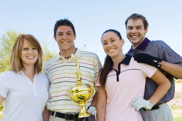 Retrato Grupo Amigos Con Trofeo Ganador Campo Golf — Foto de Stock