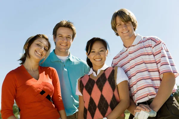 Retrato Grupal Felices Jóvenes Amigos Multiétnicos Sonriendo — Foto de Stock