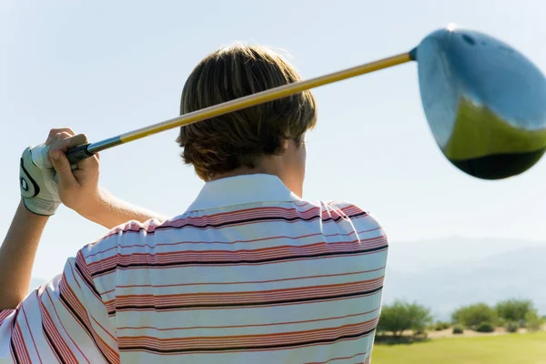 Visão Traseira Jovem Balançando Clube Golfe — Fotografia de Stock