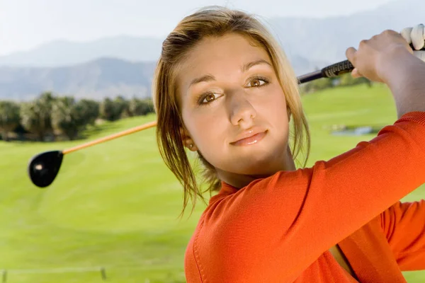 Close Van Een Jonge Vrouw Swingende Club Golfbaan — Stockfoto