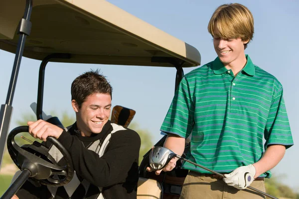 Felices Jóvenes Amigos Masculinos Mirando Club Golf —  Fotos de Stock