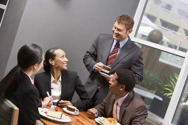 Pessoas Negócios Multi Étnicos Que Têm Discussão Durante Sua Pausa — Fotografia de Stock