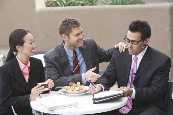 Gente Negocios Feliz Discutiendo Durante Descanso — Foto de Stock