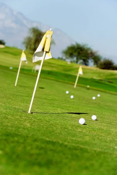 Campo Golfe Com Bandeiras Bolas — Fotografia de Stock