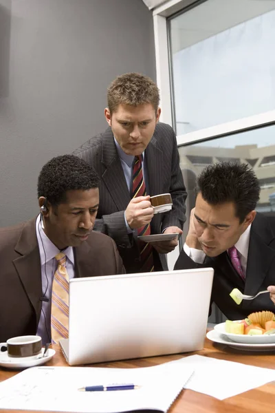 Des Collègues Masculins Multiethniques Utilisant Ordinateur Portable Pendant Leur Pause — Photo