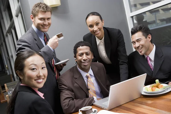 Retrato Pessoas Negócios Multi Étnicos Sorrindo Durante Sua Pausa Para — Fotografia de Stock