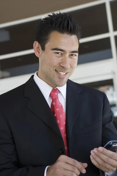 Retrato Feliz Empresário Asiático Segurando Telefone Celular — Fotografia de Stock