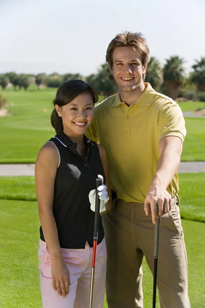 Portré Boldog Fiatal Férfi Kezében Golfütő Golfpályán — Stock Fotó