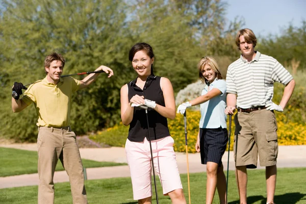 Grupo Cuatro Amigos Que Tienen Palos Golf Campo Golf — Foto de Stock