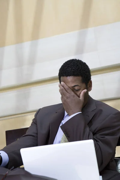 Hombre Negocios Afroamericano Tenso Mirando Portátil —  Fotos de Stock