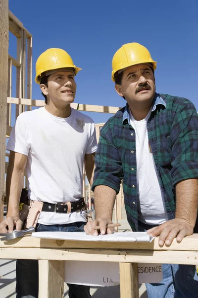 Arquitectos Masculinos Con Plano Una Obra Construcción — Foto de Stock