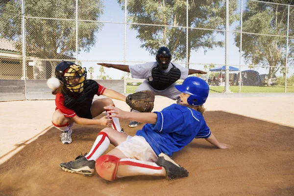 Jogador Beisebol Deslizando Para Base Com Baseeman Captura Bola — Fotografia de Stock