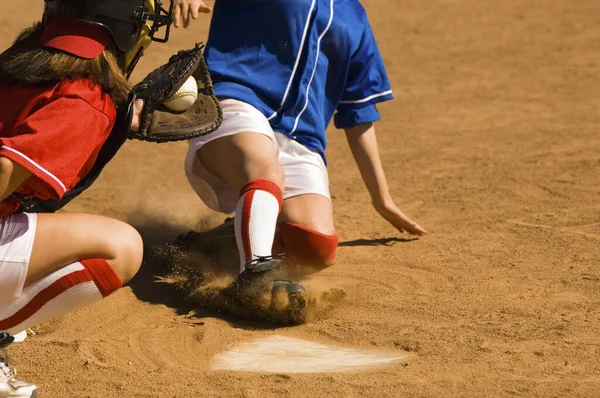 Jugadora Béisbol Femenina Deslizándose Base Con Baseman Primer Plano — Foto de Stock