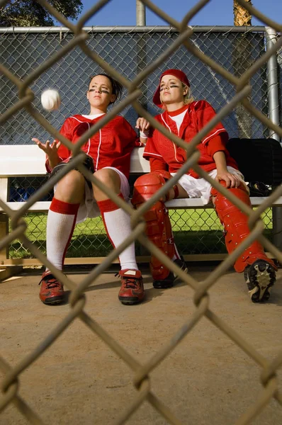 Zwei Baseballspieler Sitzen Zusammen Auf Einer Bank — Stockfoto