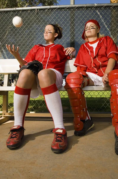 Dois Jovens Jogadores Beisebol Olhando Para Longe Sentados Juntos Banco — Fotografia de Stock