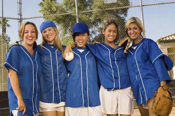 一群快乐的多民族女棒球运动员站在一起的画像 — 图库照片
